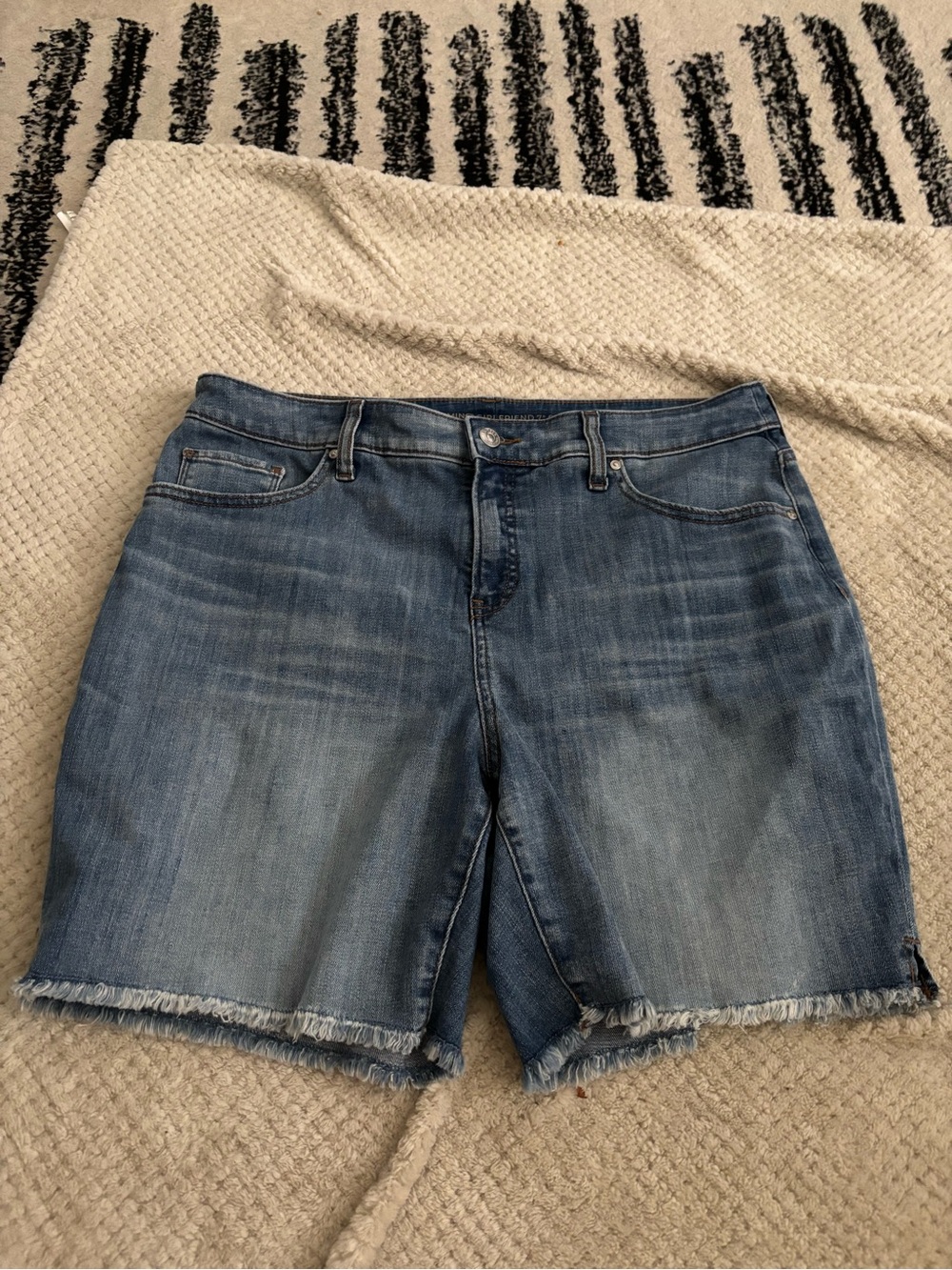 Chico’s So Slimming Denim Fringe Hem Girlfriend 7” Shorts Size 12 EUC